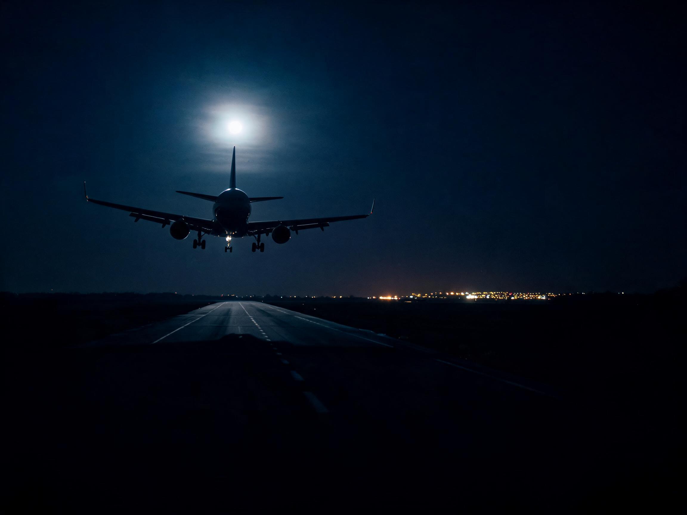 Landing in the Dark: Night Landings Without Runway Lights 